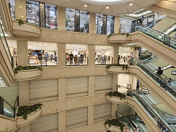 改装中の福屋広島駅前店。2～3階がクローズしている